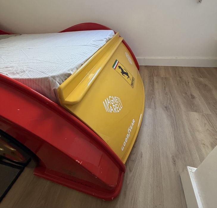 Cama de criança carro Ferrari