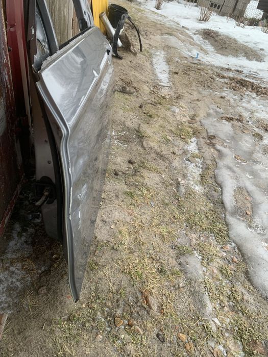 Двері бмв ф10 з  склом і ручкою