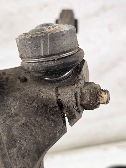 AUDI A4 B8 A5 8T PRZED LIFT 07-11 Zwrotnica lewa przód przednia 8K0407257G