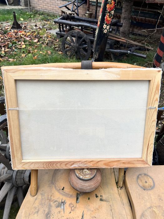 Стара картина – портрет української дівчини з намистом