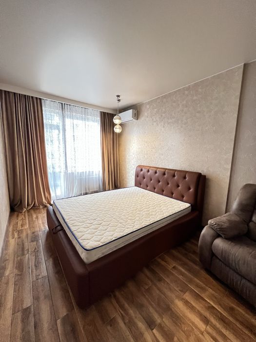 Сдам 2- ком с кухней гостинной и большым балконом .