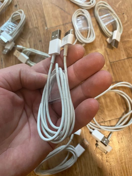 Оригінальний блок живлення Apple і 30 pin кабель.
