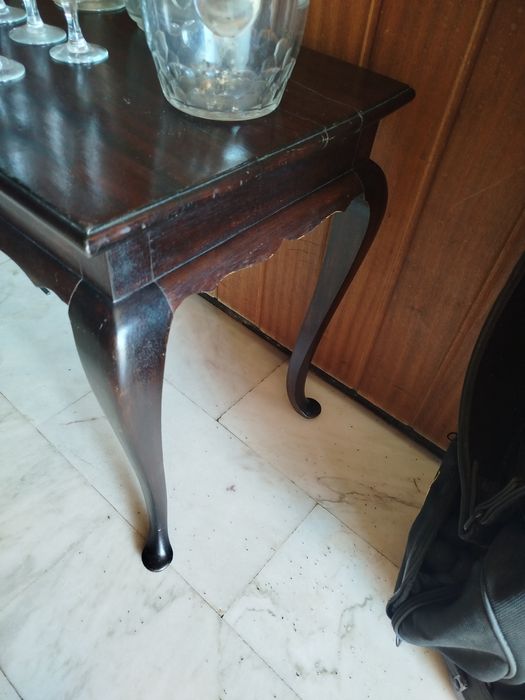 Mesa de madeira em mogno