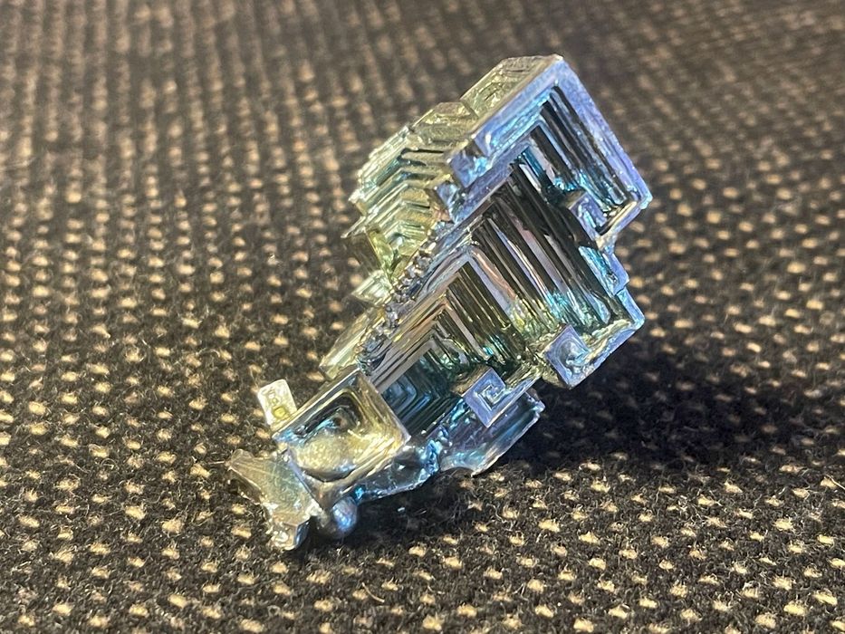 Aglomerado de Cristal de Bismuto – Mineral Cultivado em Laboratório