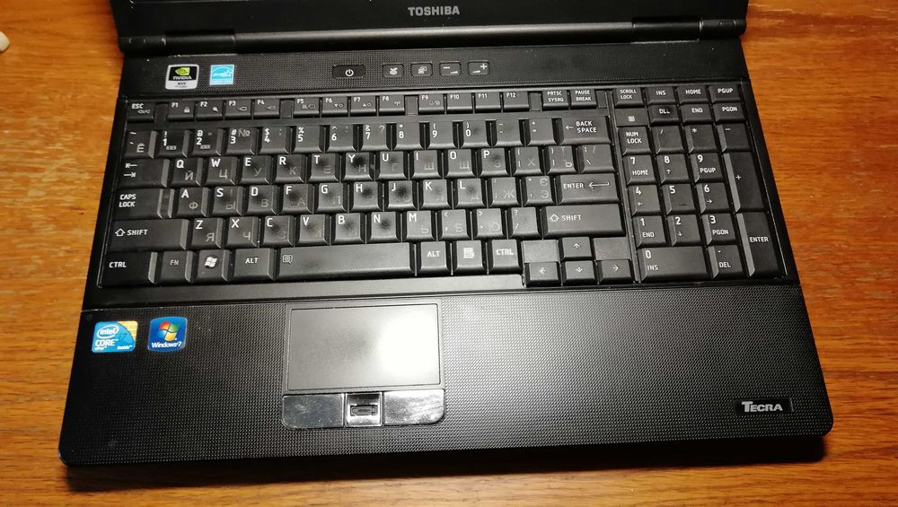 Ноутбук Toshiba з усіма необхідними програмами