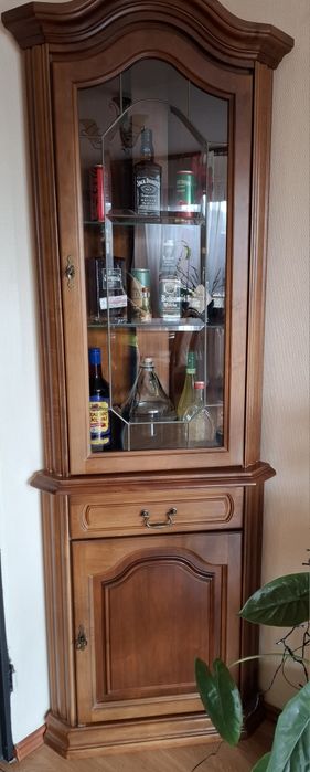 Solidna narożna  witryna drewniana orzech