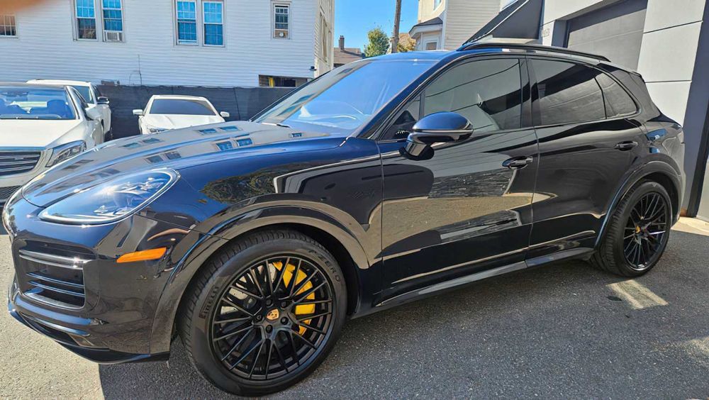 Porsche Cayenne Hybrid      2022