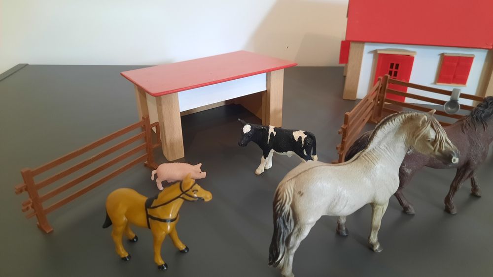 Stajnia z konikami, zagroda z domkami