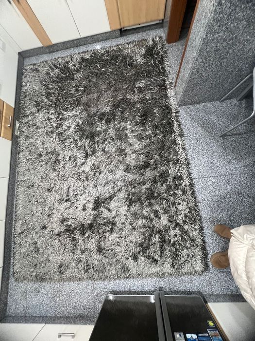 Tapete cinzento felpudo