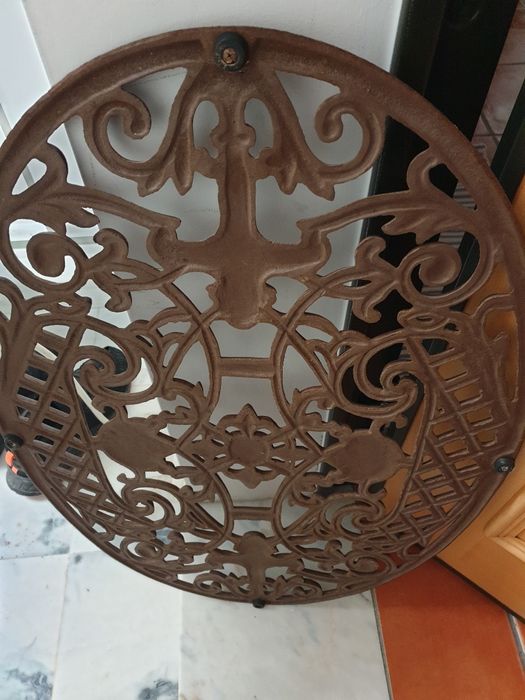 Tapete oval em ferro