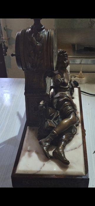 Relógio Antigo em pedra