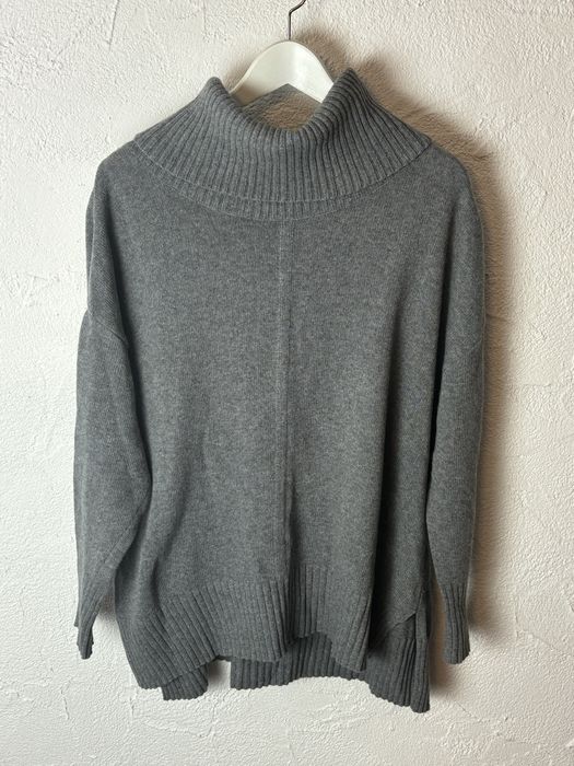 Szary sweter z golfem madame sue