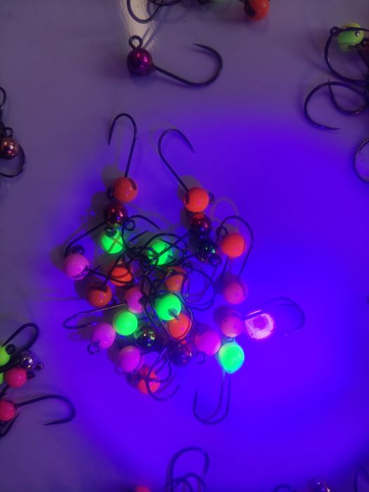 Kubek wypełniony główkami wolframowymi