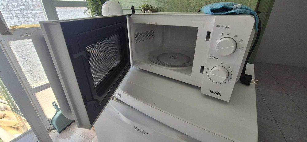 Micro-ondas Kunft Branco com Prato de Vidro - Símples e Prático