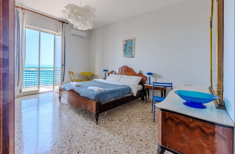 Włochy - Umeblowane mieszkanie z widokiem na morze