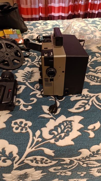 Câmara de filmar com projector.