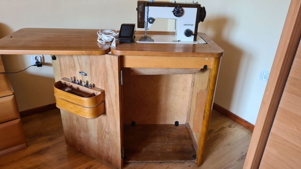 Maszyna do szycia Textima z szafką.