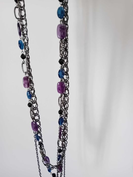 Fio com camadas pedras azuis e roxas