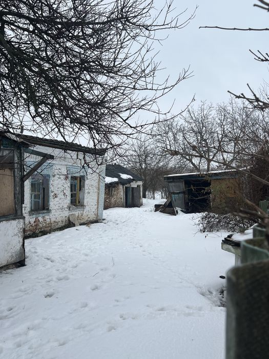 Продам нежилий будинок з рівною ділянкою поблизу центру Узина