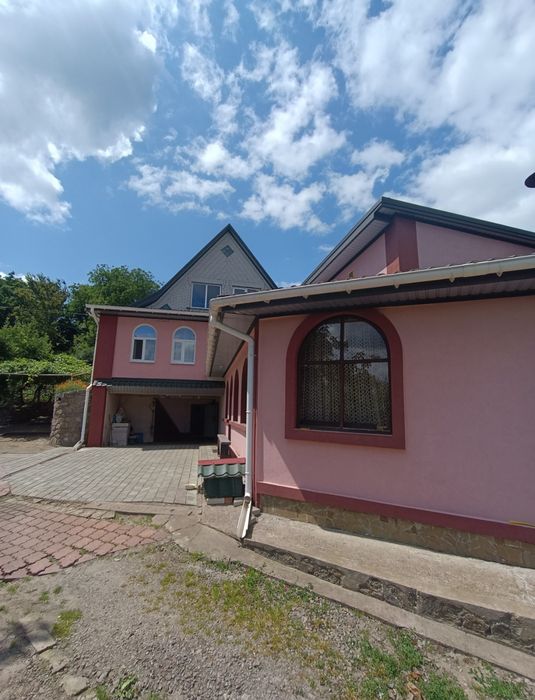 Будинок на березі річки Рось, село Шкарівка, Київської області