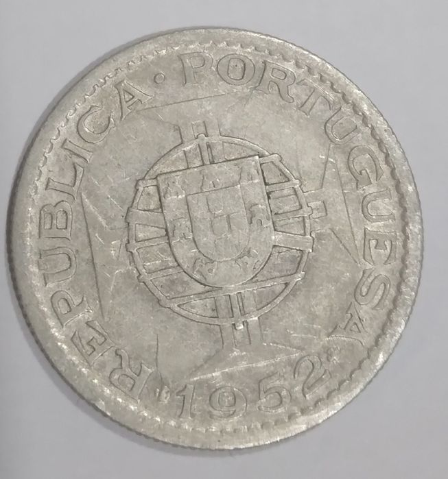 Diversas moedas antigas de Moçambique