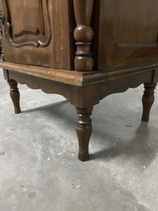 Mesa de cabeceira antiga em madeira maciça
