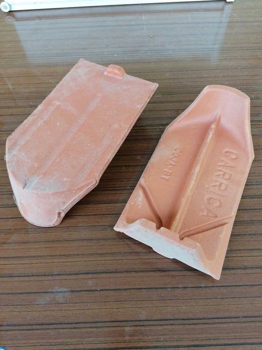 Tamancos / remates em cerâmica para telhado - marca Carriça, Coja