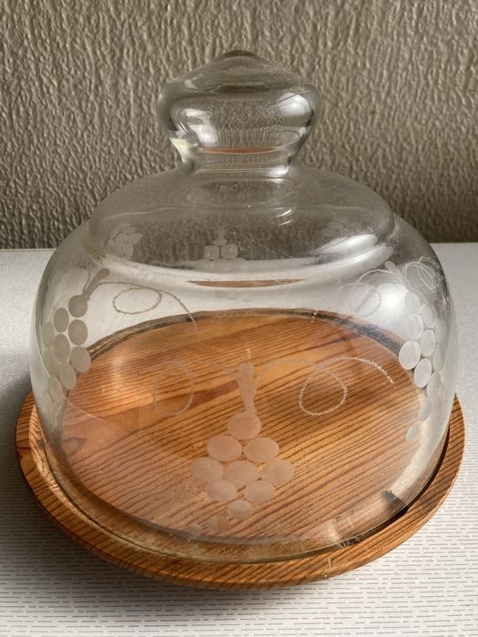 Queijeira com base em madeira