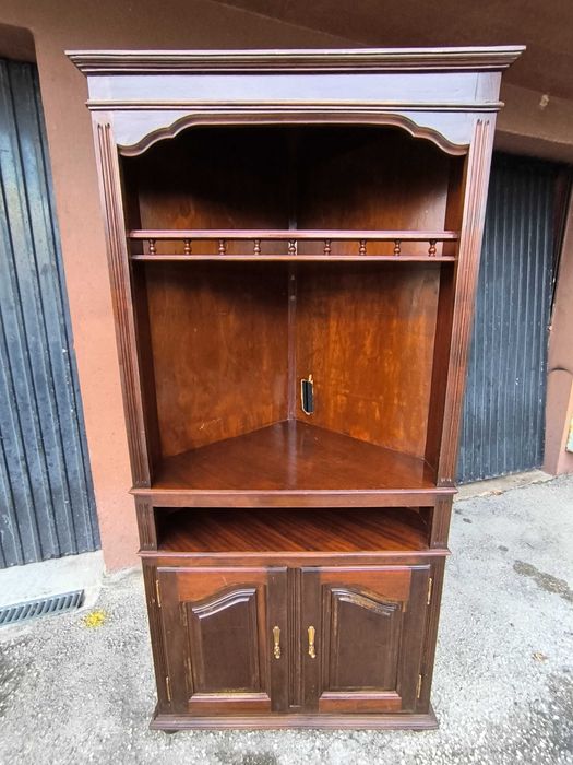 Armário de canto de madeira