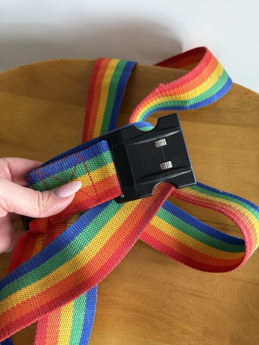 Długi tęczowy pas zabezpieczający do walizki bagażu.