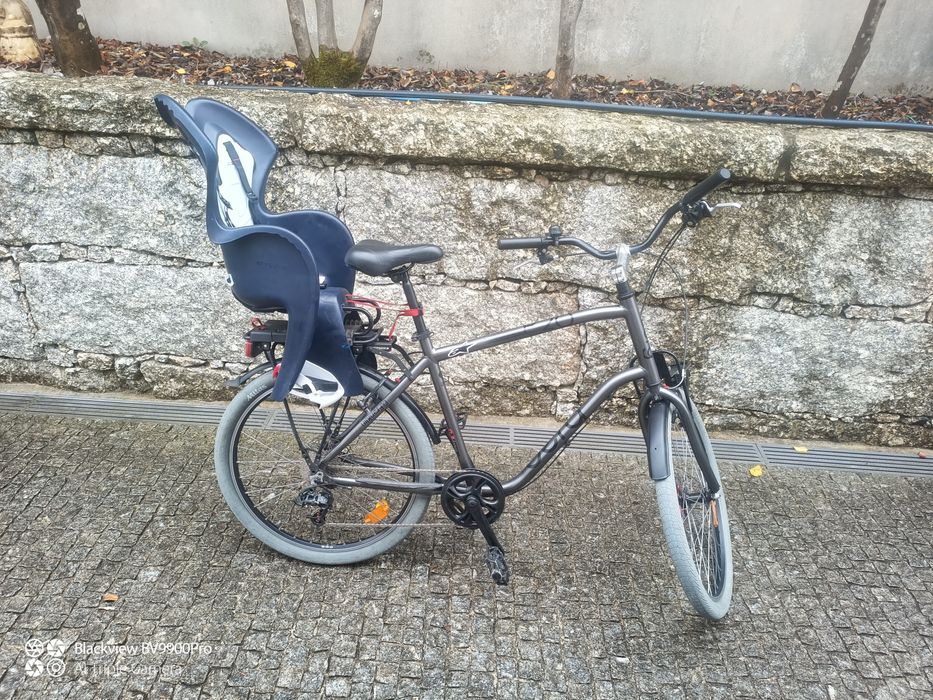Bicicleta passeio com reboque de passeio