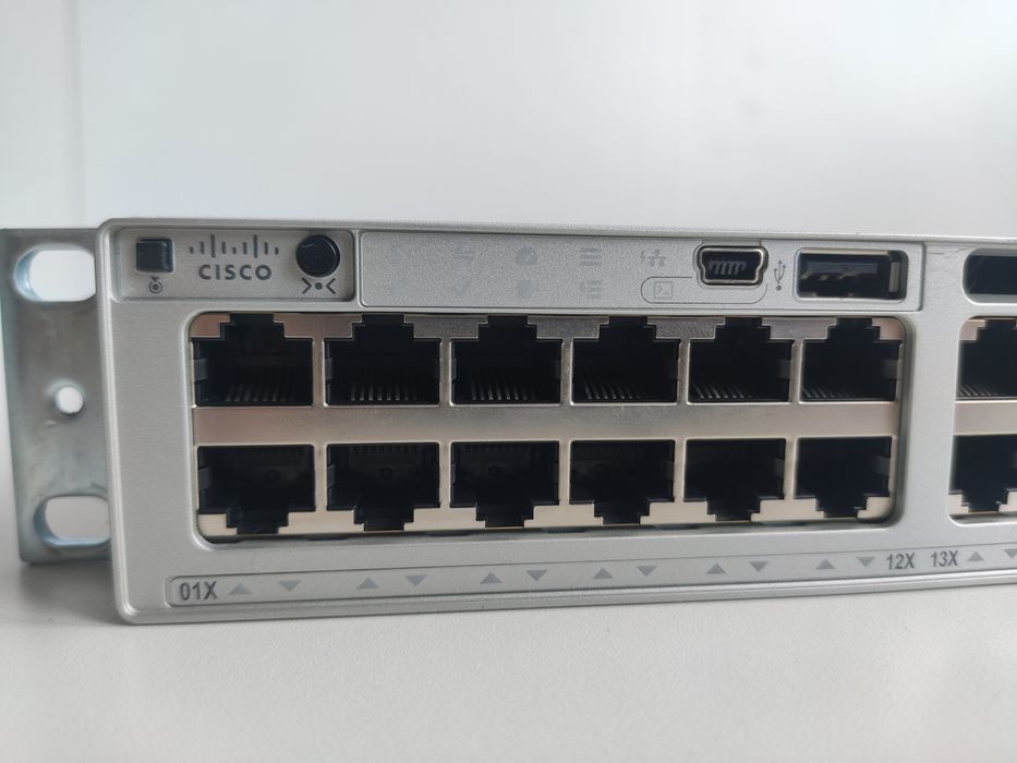 Керований комутатор CISCO C9300-48P-E L3+ (PoE, 48 x 1Gbps)