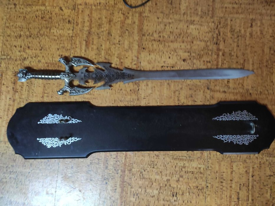 Espada de aço 37" Kilgorin Darkness Sword com suporte de parede