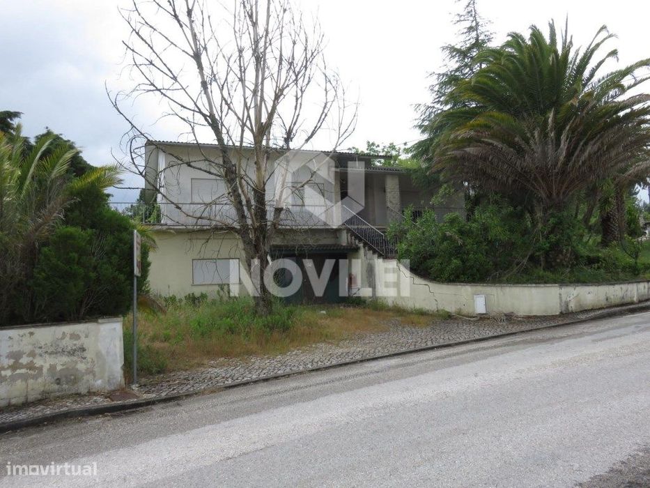 Edifício constituído por moradia (1º andar) e Loja (R/C).