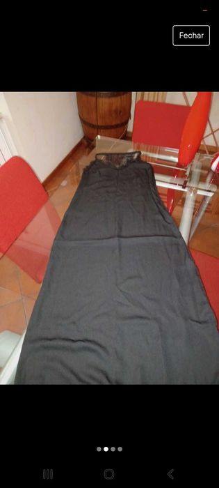 Vestido preto comprido,com renda no decote e no fundo,com raja lateral