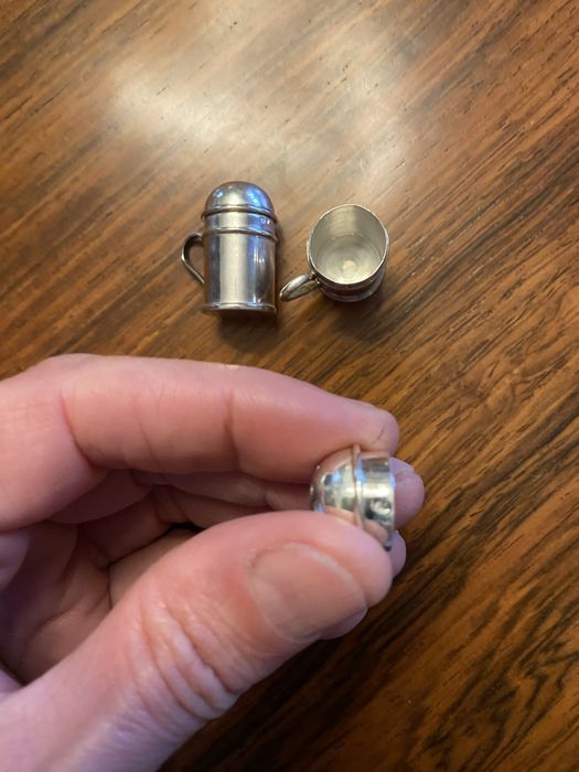 Saleiro e pimenteiro individuais em prata