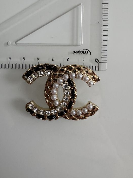 Piekna ponadczasowa broszka Chanel