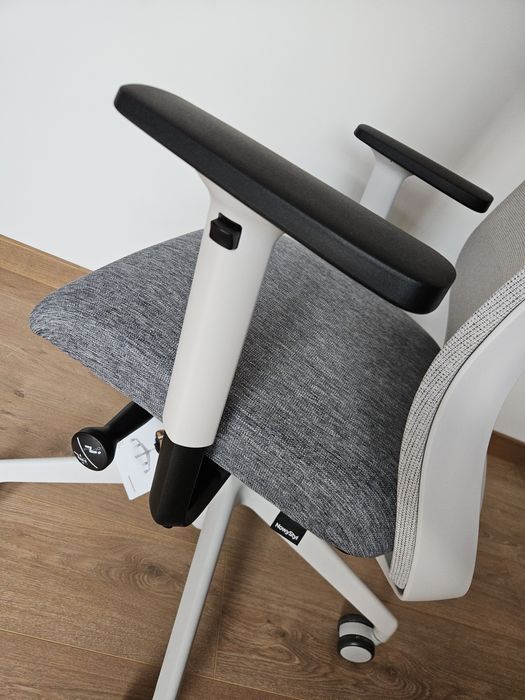 Stylowy fotel ergonomiczny Souly- jak nowy