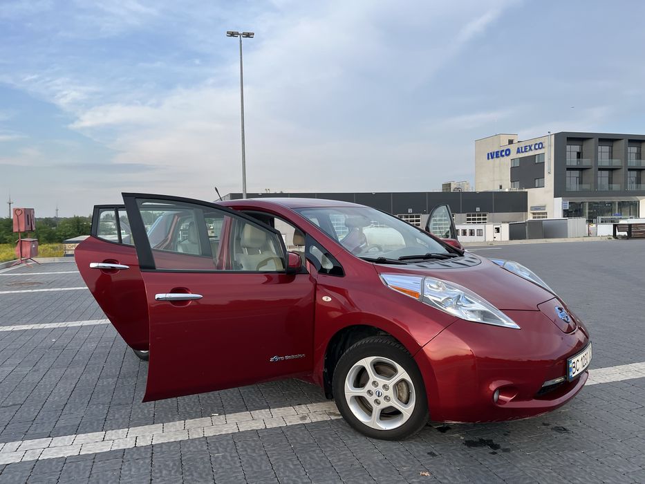 Продаю nissan leaf