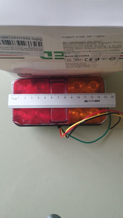Задні лед фонарі стопи на автомобілі прицеп трактор.