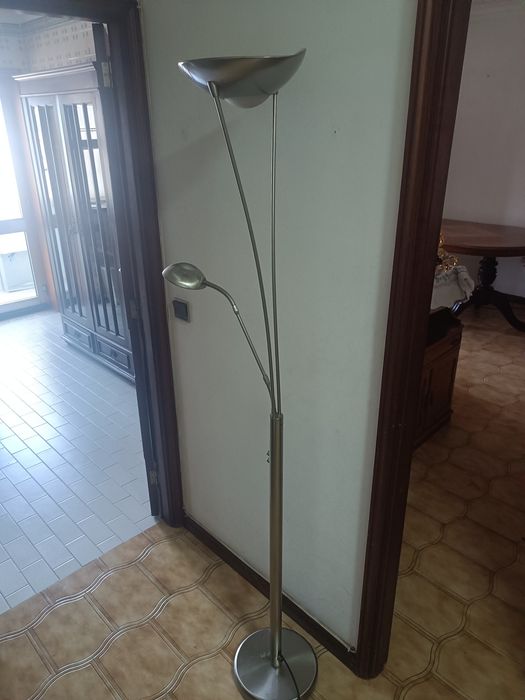 Candeeiro de pé cromado com 2 focos