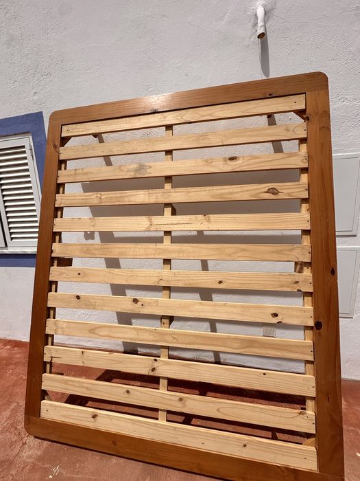 Cama de casal em madeira com estrado