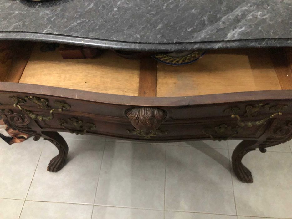 Móvel Antigo com Tampão de Mármore – Peça Única e Elegante
