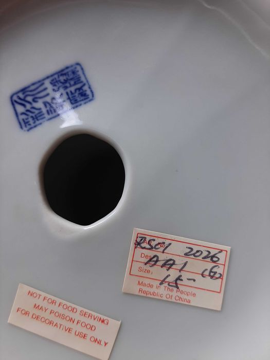 Peça decorativa com inscrição no fundo