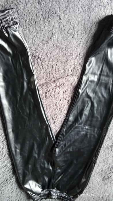 Продам нові джогери 42розмір.