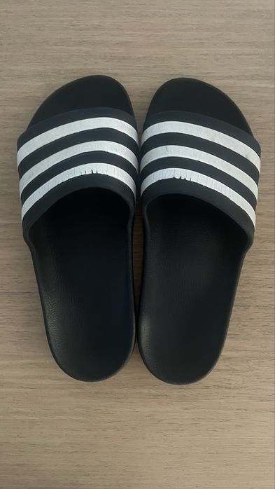 Chinelos adidas riscas branco e preto