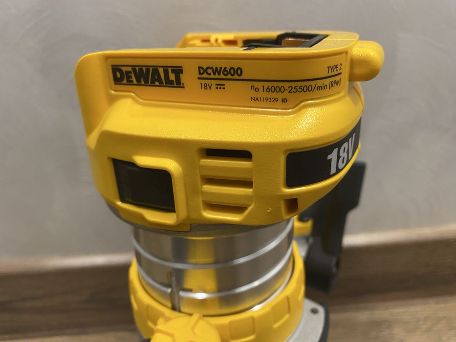 Фрезер DeWalt DCW604NT