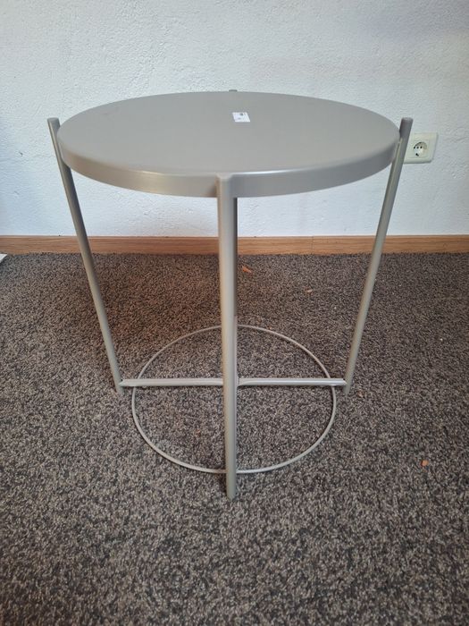 Mesa de apoio cinzenta