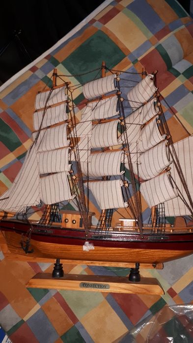 Barco de madeira e tecido