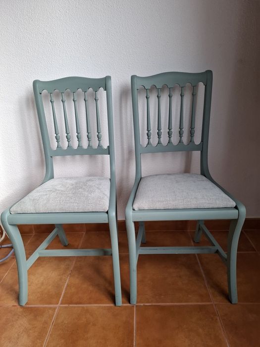 Cadeiras novas pintadas com estofo novo